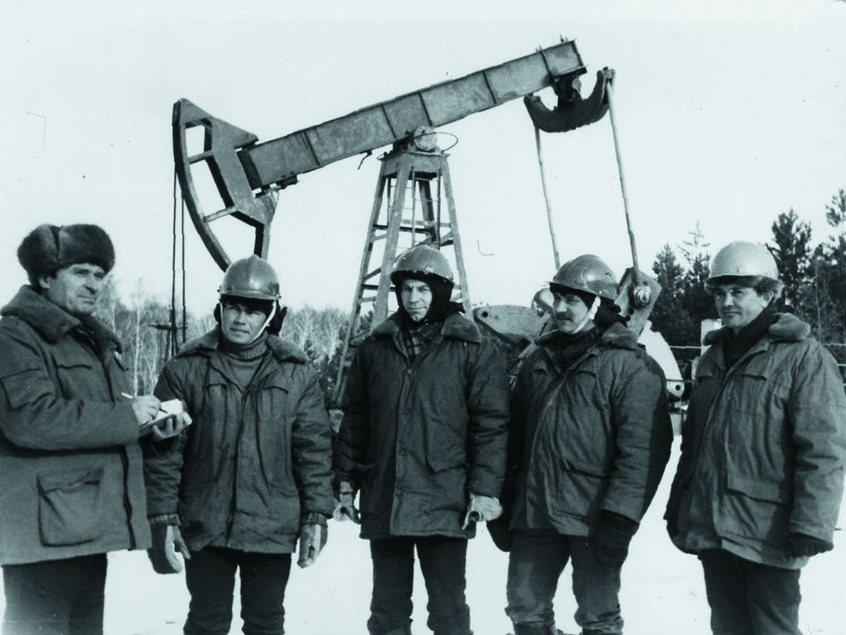 Мастер НГДУ “Чекмагушнефть” Э. А. Акмалов (1‑й слева) и его бригада. 1980-е гг.